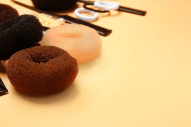 Renkli arka plan üzerinde saç modeli için aksesuarlar