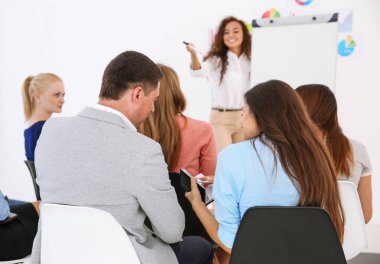 Bir grup insan iş tanıtımı