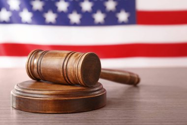 Bulanık ABD bayrağı karşı masada tahta tokmak