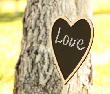 Düğün dekorasyon açık havada olarak kalp şeklinde yazı tahtası