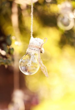 Düğün dekore edilmiş cam ampul açık havada