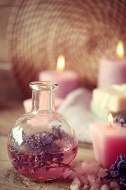 Şişe lavanta aroma yağı ve mum