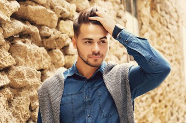 Yakışıklı adamın yanında eski bina 