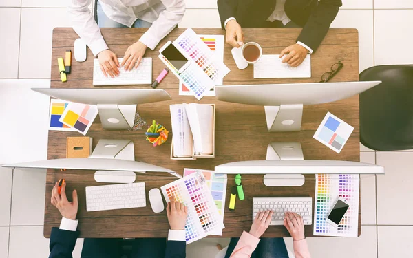 Geschäftsleute im Büro — Stockfoto