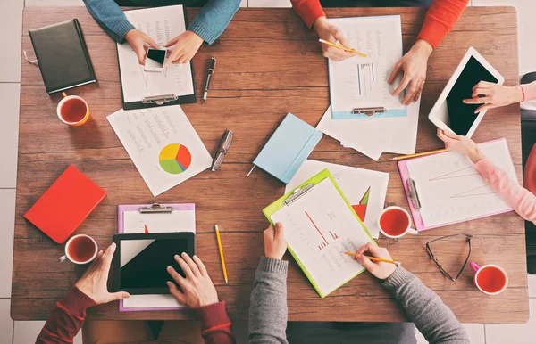 Gens d'affaires travaillant au bureau — Photo