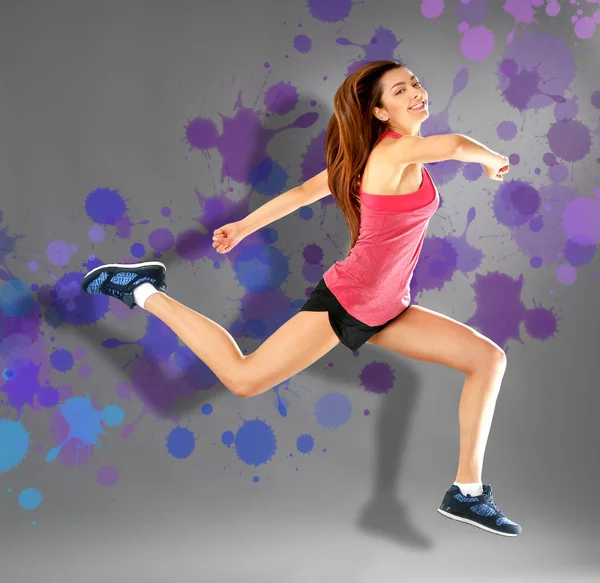 Sportif kadın zıplıyor — Stok fotoğraf