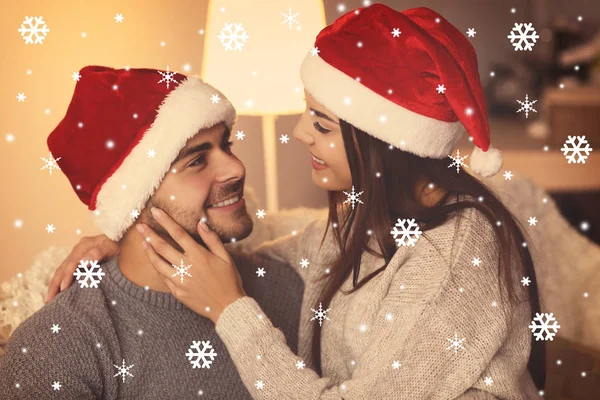 幸せな若いカップルの自宅 雪の効果 クリスマスのお祝いのコンセプト — ストック写真