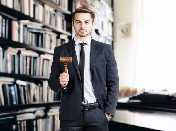 Человек с судьей молотком на посту
