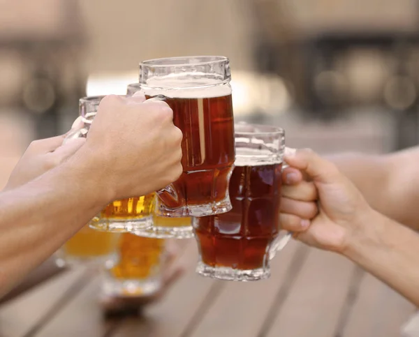 Gente bebiendo cerveza — Foto de Stock