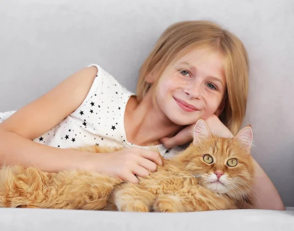 Chica con rojo esponjoso gato — Foto de Stock