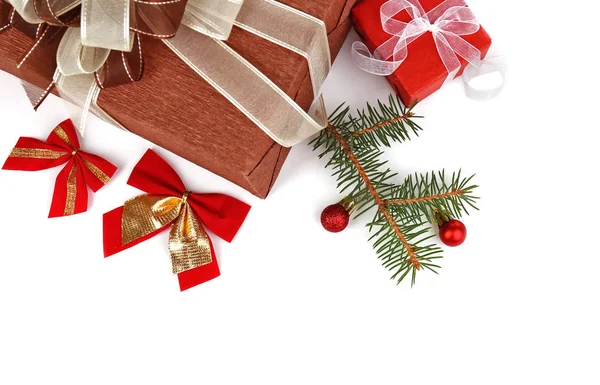 Weihnachtsgeschenke mit Dekoration — Stockfoto