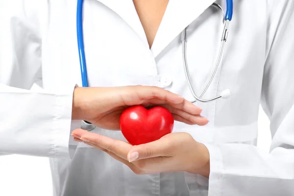 心脏病专家拿着塑料的心 — 图库照片