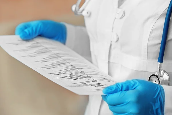 Cardiologist holding cardiogram — Stock Photo, Image