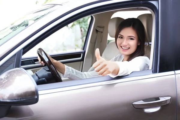 Jovem Mulher Olhando Janela Carro — Fotografia de Stock