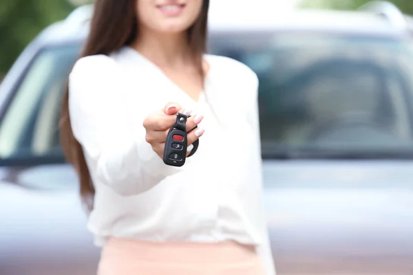 Jovem Mulher Usando Carro Chave Alarme Carro Desfocado Fundo — Fotografia de Stock