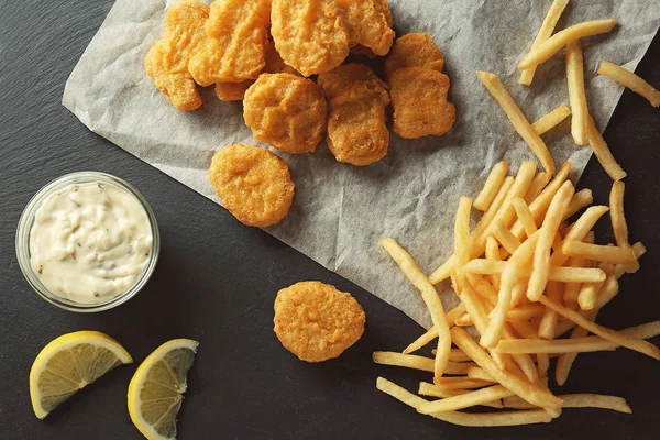 Nuggets saborosos com batatas fritas — Fotografia de Stock
