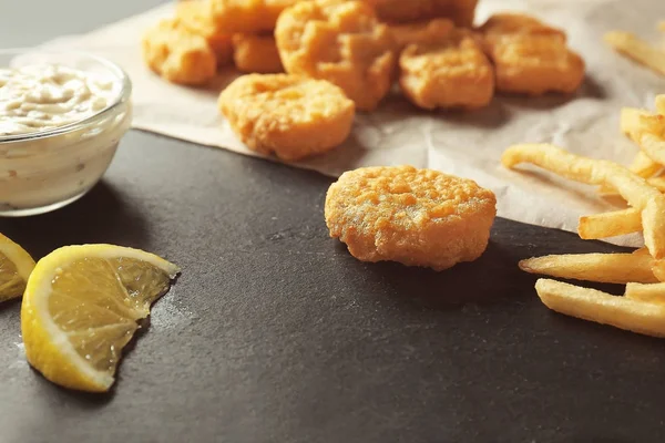 Nuggets saborosos com batatas fritas — Fotografia de Stock