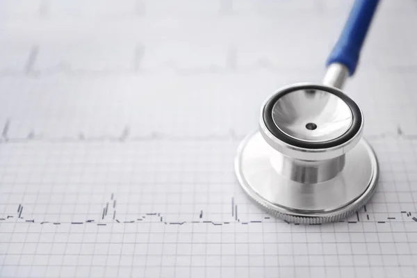 EKG w formie papierowej i stetoskop — Zdjęcie stockowe