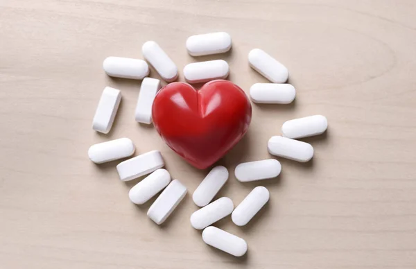 Red heart with pills — Stock Photo, Image