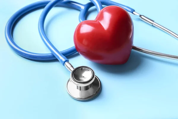 Stetoskop och rött hjärta — Stockfoto