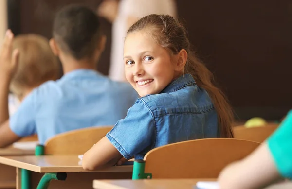 Söt Skolflicka Lektion Klassrummet — Stockfoto