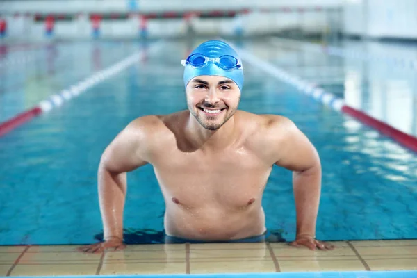 Young man in swimming pool — Stock Photo, Image