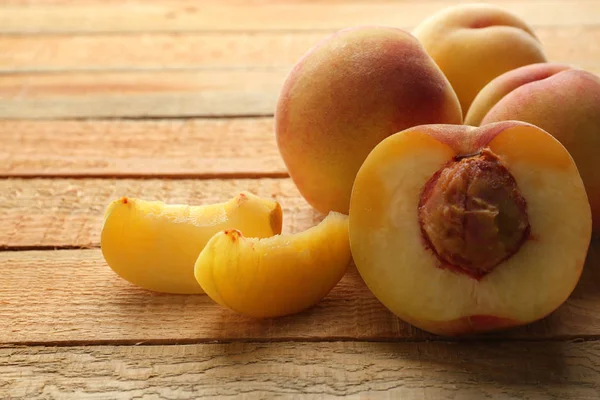 Fresh juicy peaches on wooden background — Stock Photo, Image