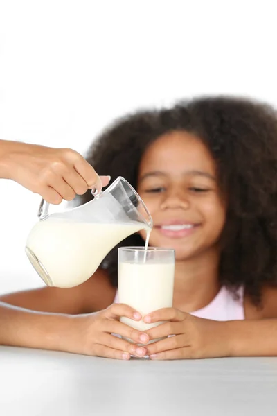 Vrouwelijke hand gieten melk — Stockfoto