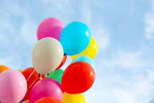 Färgglada födelsedag ballonger, närbild — Stockfoto