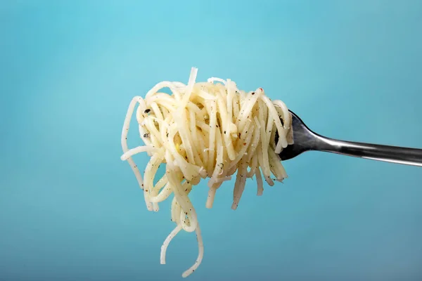 Pasta op vork op kleur achtergrond — Stockfoto