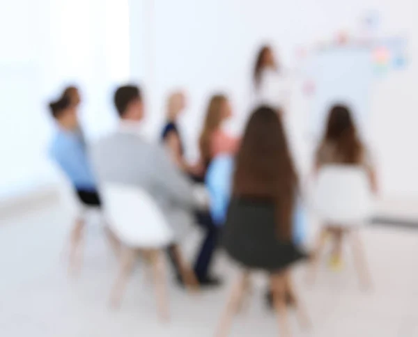 Personas borrosas en la presentación de negocios — Foto de Stock