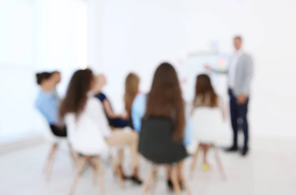 Personas borrosas en la presentación de negocios —  Fotos de Stock