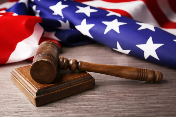 Wooden gavel and USA flag on table — Stock Photo, Image