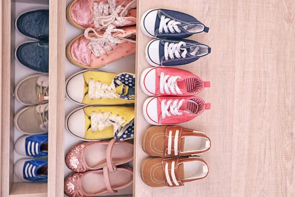 Různé dětské boty v prádelníku, pohled shora — Stock fotografie