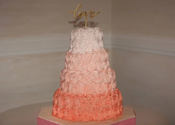 Delicioso pastel de boda en el fondo de color —  Fotos de Stock