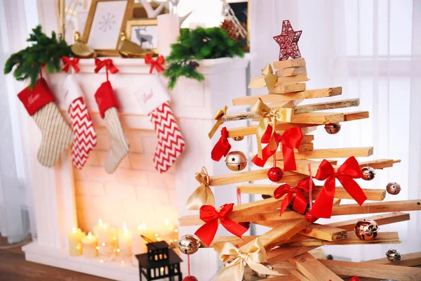 Creatieve kerstboom in woonkamer interieur — Stockfoto