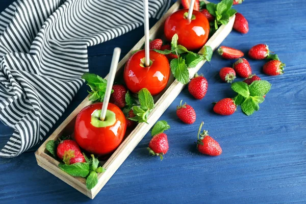 Mele caramellate con fragola sul tavolo di legno primo piano — Foto Stock