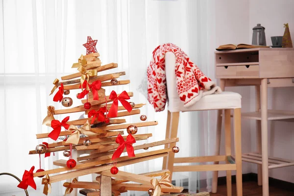 Árbol de Navidad creativo en el interior de la sala — Foto de Stock