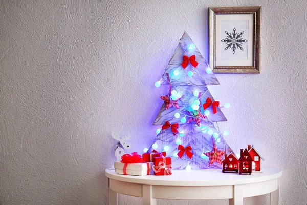 Árbol de Navidad hecho a mano decorado en mesa blanca —  Fotos de Stock