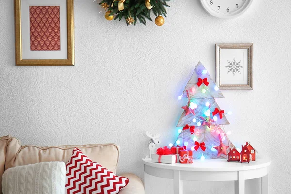 Geschmückter, handgemachter Weihnachtsbaum auf dem Tisch — Stockfoto