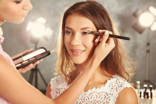Preparación de boda. Artista de maquillaje profesional aplicando sombra de ojos a la novia — Foto de Stock