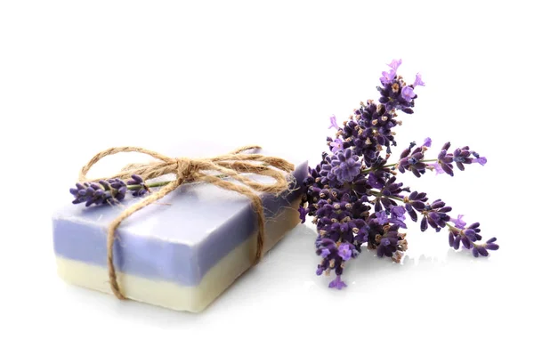 Sabão natural e flores de lavanda — Fotografia de Stock