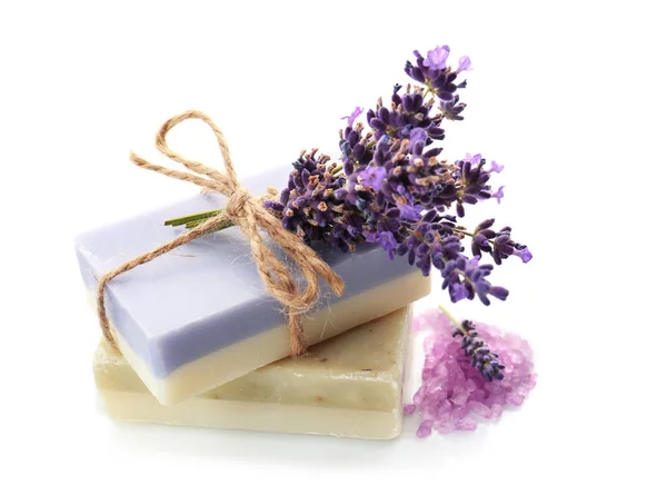 Naturlig tvål och lavendel blommor — Stockfoto