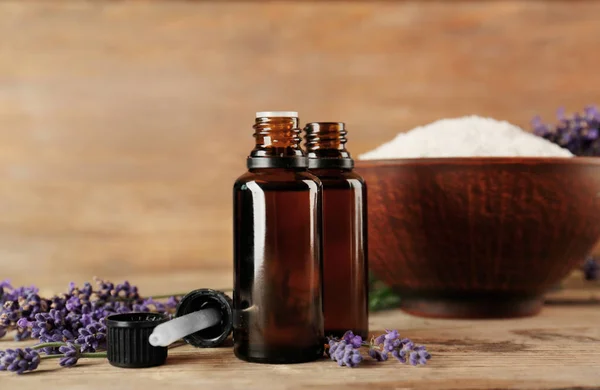 Flasker med lavendelaromaolje – stockfoto