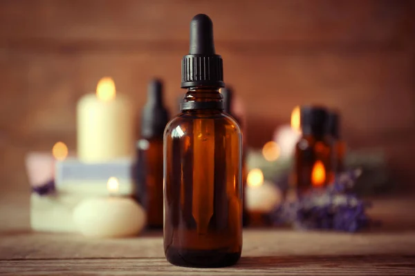 Botella con aceite de aroma de lavanda y velas — Foto de Stock