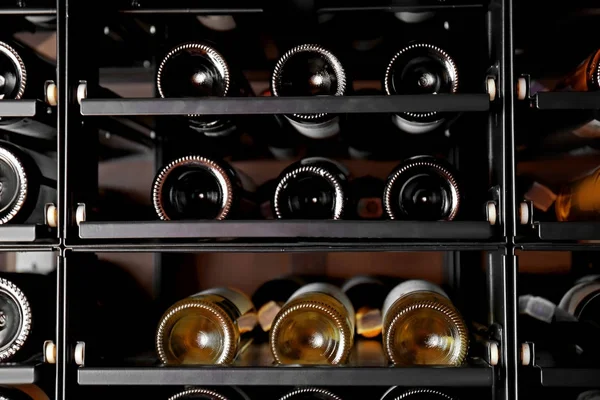 Rafturi cu diferite sticle de vin — Fotografie, imagine de stoc