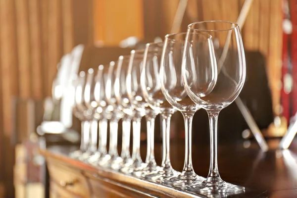 Řada prázdných sklenic na víno — Stock fotografie