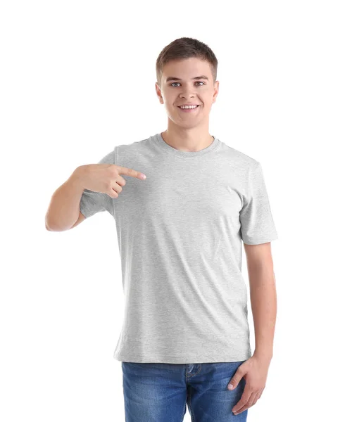 Schöner junger Mann in leerem grauen T-Shirt auf weißem Hintergrund — Stockfoto