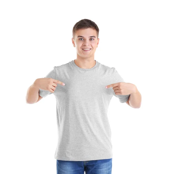 Όμορφος νεαρός άνδρας στο κενό γκρι t-shirt σε λευκό φόντο — Φωτογραφία Αρχείου