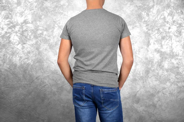 Muž v prázdné šedé tričko — Stock fotografie